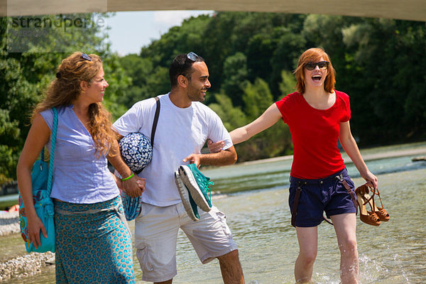 Drei Freunde in der Nähe der Isar  München  Deutschland