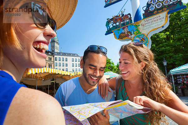 Freunde auf der Karte in München Viktualienmarkt  München  Deutschland