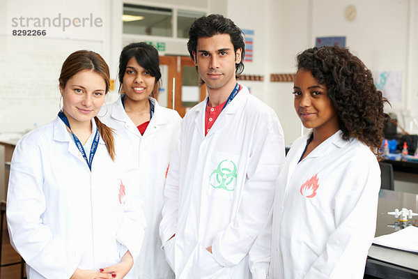Porträt von vier Studenten im Laborkittel