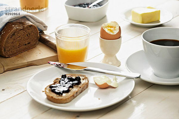 Frühstück mit Toast  Ei  Kaffee und Orangensaft