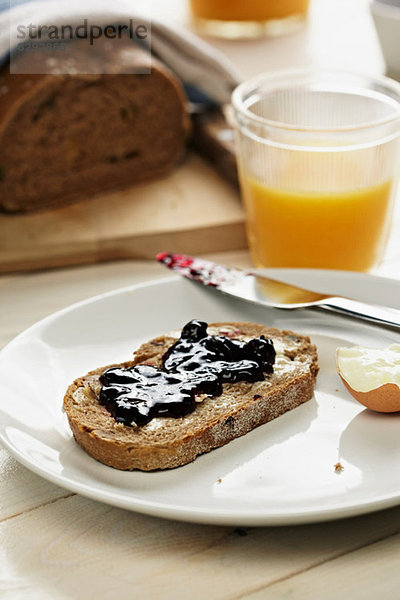 Frühstück mit Toast und Marmelade und Orangensaft