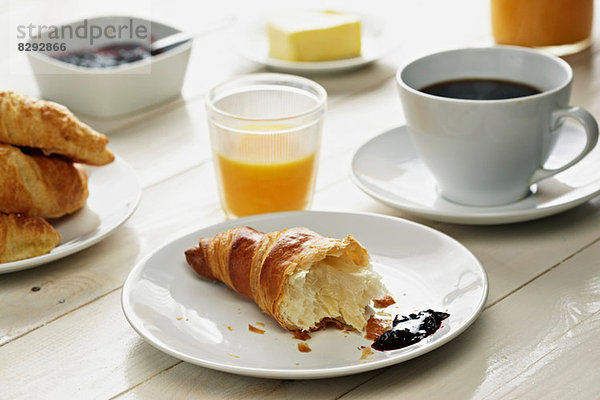 Frühstück mit Croissant  Kaffee und Orangensaft