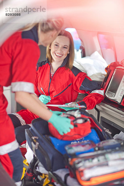 Zwei Sanitäterinnen in der Ambulanz-Kontrollausrüstung