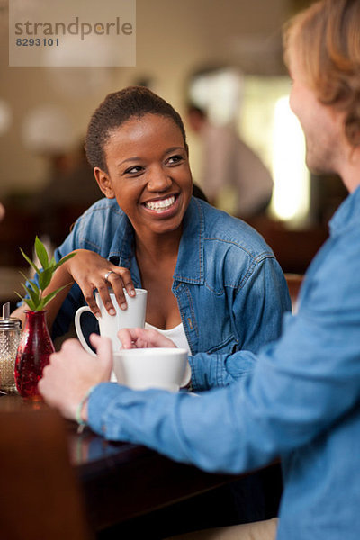 Junges Paar im Café beim Kaffee