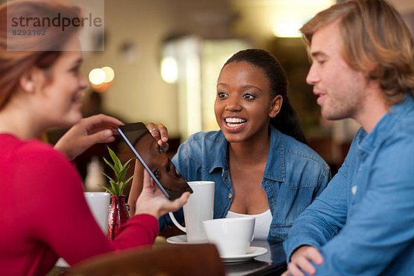 Gruppe von Freunden im Café beim Kaffeetrinken