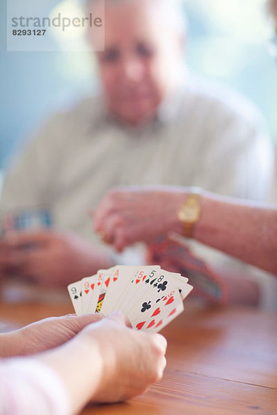 Senior männlich Spielkarten mit Familie