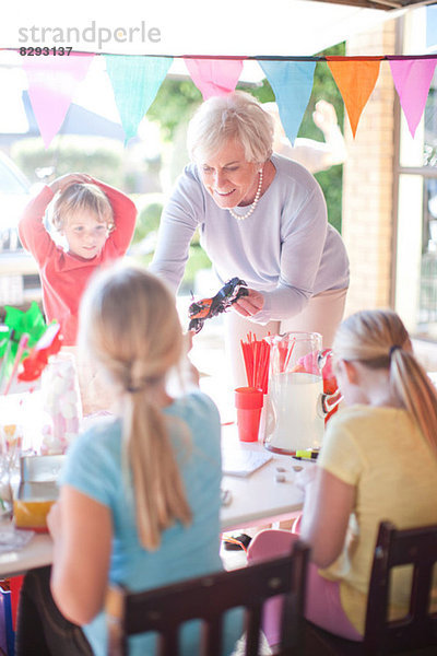 Zwei junge Schwestern verkaufen an Oma aus dem Stall