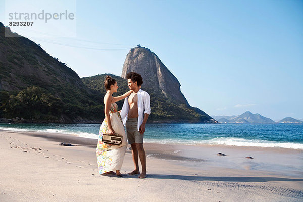 Ehepaar am Strand mit Radio  Rio de Janeiro  Brasilien