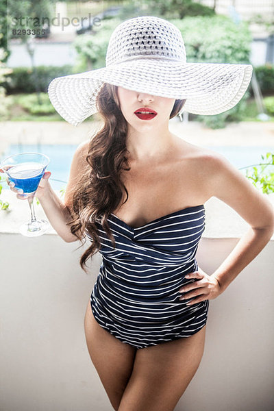 Junge Frau mit blauem Cocktail
