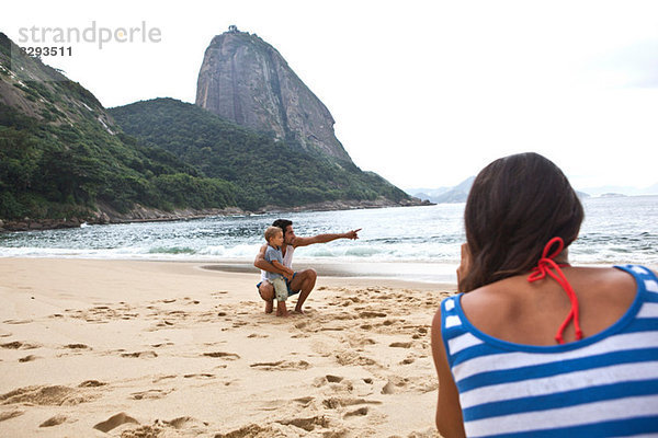 Vater und Sohn am Strand  Rio de Janeiro  Brasilien