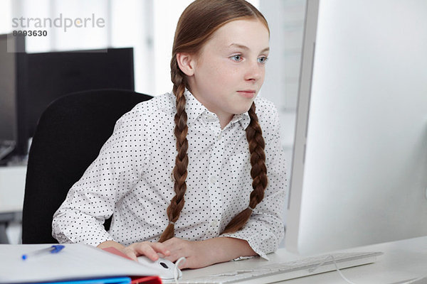 Mädchen mit Computer im Büro