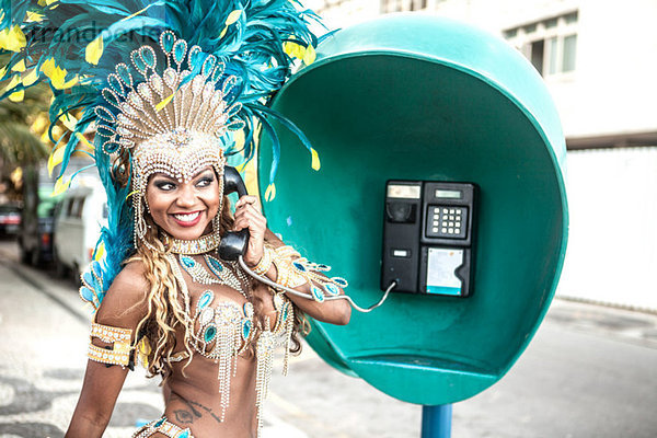 Samba-Tänzerin mit Münztelefon  Ipanema Beach  Rio De Janeiro  Brasilien