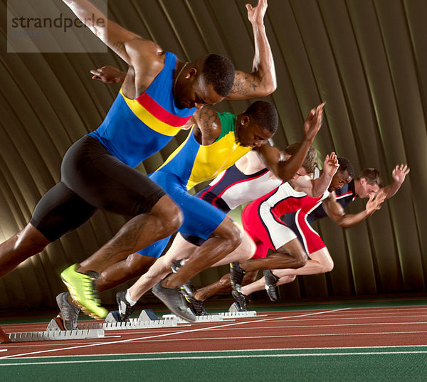 Fünf Athleten starten ein Sprintrennen