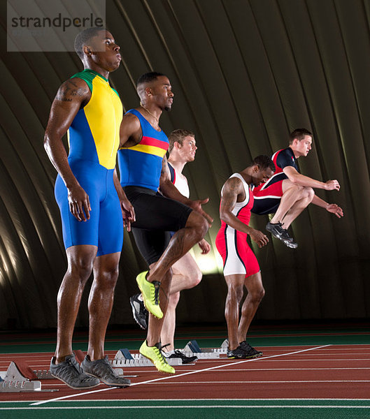 Athleten  die an der Startlinie des Rennens stehen