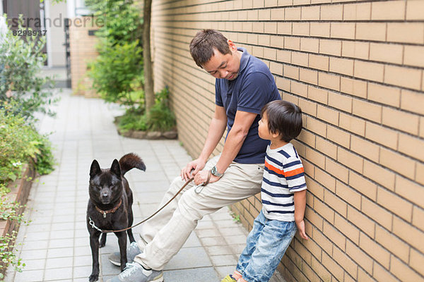 Vater und kleiner Sohn mit Hund