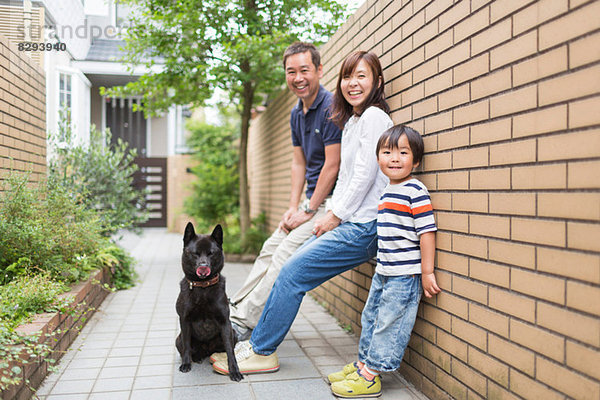 Familie im Freien mit Hund