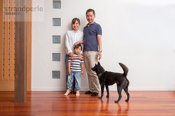 Familie mit jungem Sohn und Haushund