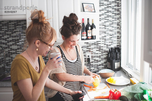 Zwei Frauen bei der Zubereitung von Speisen in der Küche