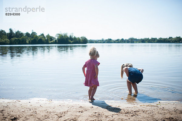 Zwei Mädchen spielen am See