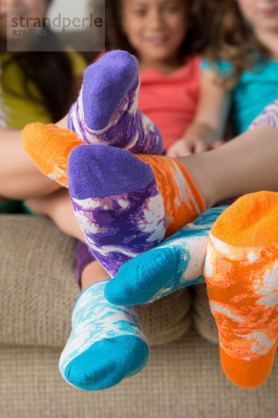 Mädchen in bunten Socken