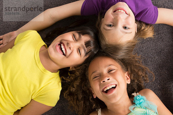 Drei Mädchen lachend  Draufsicht