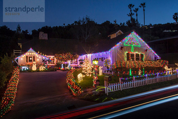 Haus mit reichlich Weihnachtsbeleuchtung im Freien