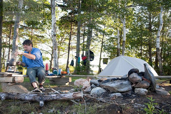Erwachsener Mann beim Kochen auf dem Campingplatz  Bath  Maine  USA