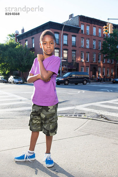 Porträt eines Teenagers auf dem Bürgersteig  Brooklyn  New York  USA