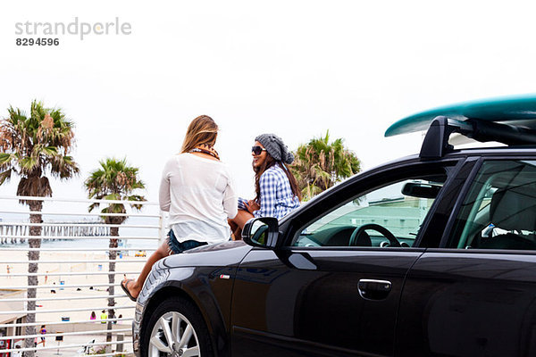 Freundinnen sitzen auf dem Auto  Hermosa Beach  Kalifornien  USA