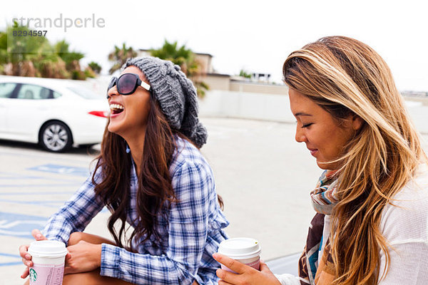 Weibliche Freunde auf dem Parkplatz  Hermosa Beach  Kalifornien  USA