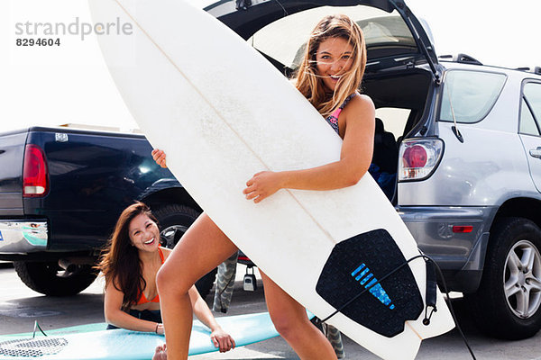 Freundinnen mit Surfbrettern  Hermosa Beach  Kalifornien  USA