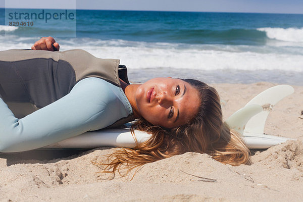 Junge Frau beim Sonnenbaden  Hermosa Beach  Kalifornien  USA