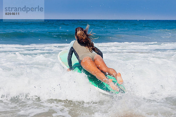 Junge Frau beim Surfen  Hermosa Beach  Kalifornien  USA