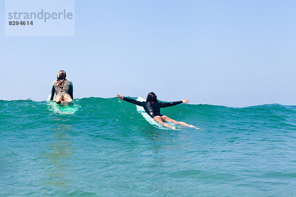 Weibliche Freunde beim Surfen  Hermosa Beach  Kalifornien  USA