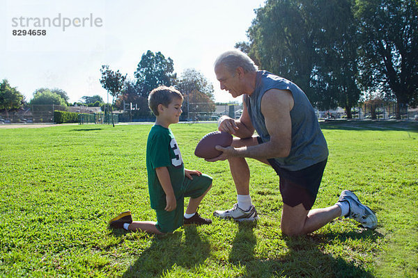 Junge und Großvater mit American Football