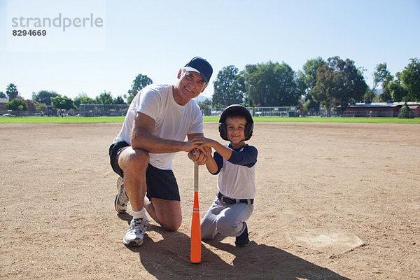 Mann und Enkel bereit für Baseball