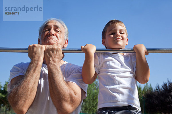 Mann und Enkel beim Kinn-Up machen