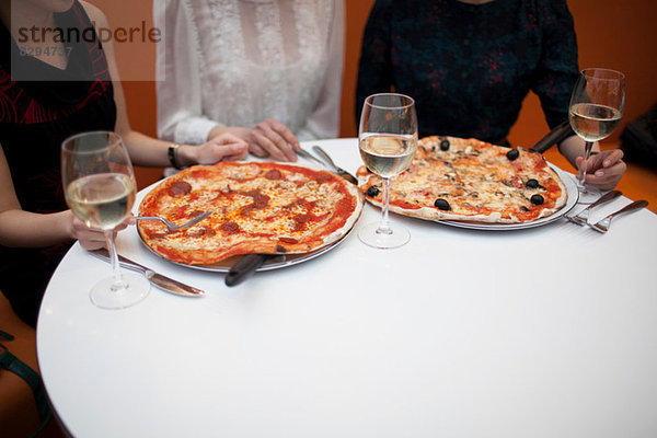 Junge Frauen essen Pizza im Restaurant