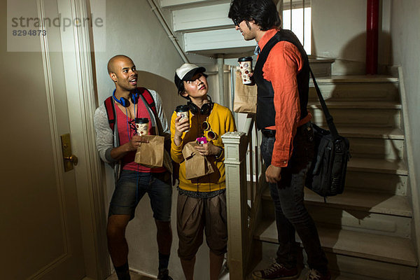 Drei junge Freunde im Treppenhaus