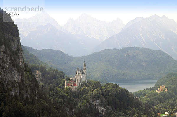 Schloss Neuschwanstein und Hohenschwangau  Oberbayern  Bayern  Deutschland  Europa