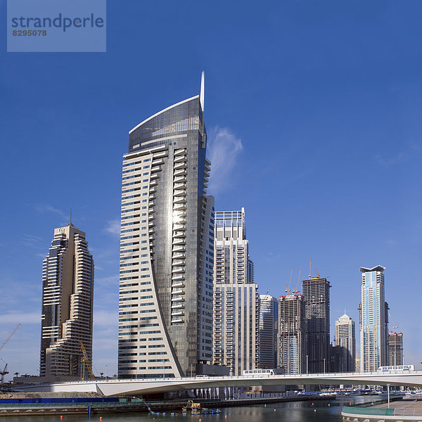 Vereinigte Arabische Emirate  Dubai  Dubai Marina  Yachthafen mit Wolkenkratzern