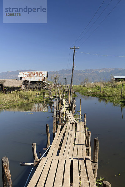 Myanmar  Blick auf Fischerdorf und Holzweg am Inle-See