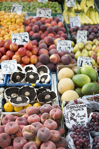 UK  Norwich  frische Früchte am Marktstand