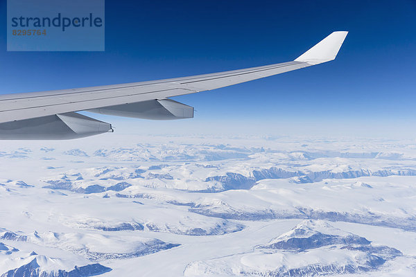 Flugzeug fliegt über Grönland Eisschild