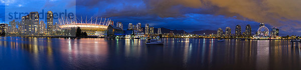 Kanada  Skyline von Vancouver bei Nacht mit BC Place Stadium und TELUS World of Science