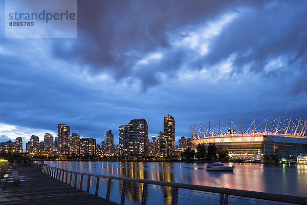 Kanada  Skyline von Vancouver bei Nacht mit BC Place Stadium