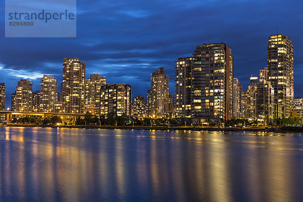 Kanada  Skyline von Downtown Vancouver bei Nacht