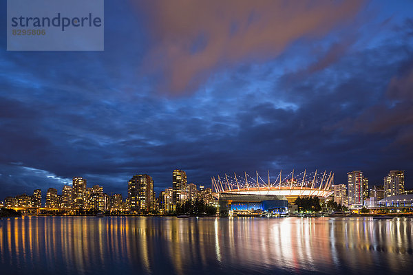 Kanada  Skyline von Vancouver bei Nacht mit BC Place Stadium und Plaza of Nations