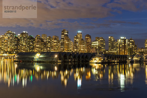Kanada  Vancouver  Marina mit Schiffen und Skyline bei Nacht