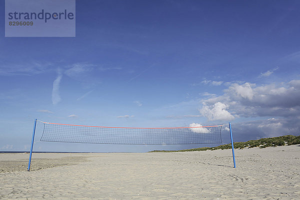 Deutschland  Niedersachsen  Ostfriesland  Langeoog  Volleyballnetz am Strand